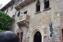 DSC_0352_We zien op de binnenplaats de gevel met balkon van een 13de eeuws deftig huis waar Julia gewoond zou hebben